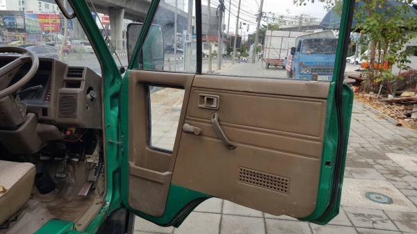 ขายรถบรรทุก4ล้อเครื่องดีเซล ใช้งานดีมาก เอกสารครบพร้อมโอน