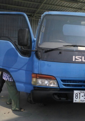 หกล้อ อีซูซุ NPR130แรง บรรทุกน้ำ6,000ลิต สภาพดีสวยพร้อมใช้งาน ทะเบียนพร้อมโอนน