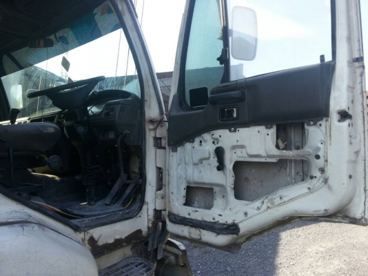 รถนิสสัน 10 ล้อ UD ติดเครน 5 ตัน.  320 แรงม้า. ปี 50.    สนใจติดต่อ  081 - 6079515