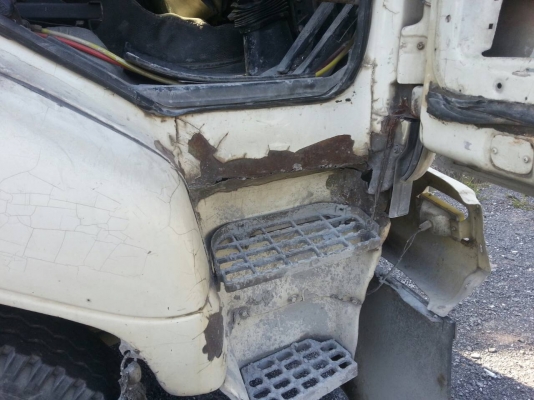 รถนิสสัน 10 ล้อ UD ติดเครน 5 ตัน.  320 แรงม้า. ปี 50.    สนใจติดต่อ  081 - 6079515