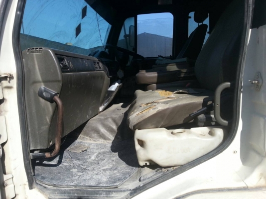 รถนิสสัน 10 ล้อ UD ติดเครน 5 ตัน.  320 แรงม้า. ปี 50.    สนใจติดต่อ  081 - 6079515