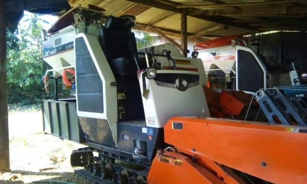 ขายรถเกี่ยวข้าว KUBOTA DC60 สภาพดี รถสวย ใช้งานน้อย เอกสารพร้อมโอน สนใจโทร 090-8588220คุณนะ 093-3258446คุณบิว หรือเข้าดูสินค้าอื่นๆได้ที่ www.truck.in.th/498 หรือเพจFacebook ณรงค์ ซื้อขายรถมือสอง (เว็บไซต์ส่วนตัว) หรือFacebook คุณนะ รถบรรทุก