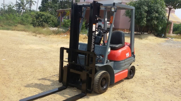 รถยก TOYOTA 6FG15  เครื่องเบนซิน เสาสูง 3 เมตร ยกได้ 1.5 ตัน   เกียร์ธรรมดา ยางตันหน้าหลัง  รถนำเข้า สนใจติดต่อ 089-7949488