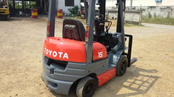 รถยก TOYOTA 6FG15  เครื่องเบนซิน เสาสูง 3 เมตร ยกได้ 1.5 ตัน   เกียร์ธรรมดา ยางตันหน้าหลัง  รถนำเข้า สนใจติดต่อ 089-7949488