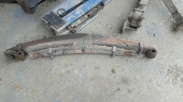 แหนบ 4 ตับ ยกลงจาก Hino Fc4J สภาพพร้อมใช้ ราคาไม่แพง