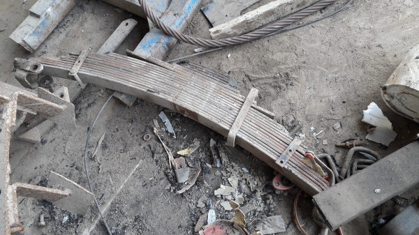 แหนบ 4 ตับ ยกลงจาก Hino Fc4J สภาพพร้อมใช้ ราคาไม่แพง