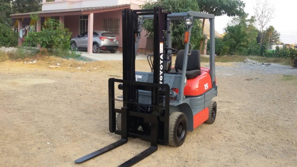 รถยก TOYOTA 6FG15 เครื่องเบนซิน 5k เสาสูง 3 เมตร ยกได้ 1.5 ตัน  เกียร์ธรรมดา  รถนำเข้า สนใจติดต่อ 089-7949488