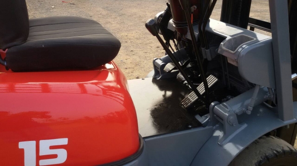 รถยก TOYOTA 6FG15 เครื่องเบนซิน 5k เสาสูง 3 เมตร ยกได้ 1.5 ตัน  เกียร์ธรรมดา  รถนำเข้า สนใจติดต่อ 089-7949488