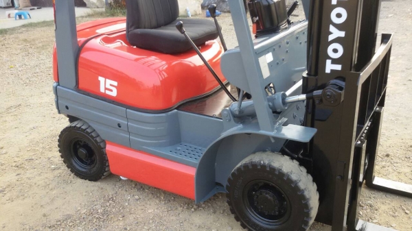 รถยก TOYOTA 6FG15 เครื่องเบนซิน 5k เสาสูง 3 เมตร ยกได้ 1.5 ตัน  เกียร์ธรรมดา  รถนำเข้า สนใจติดต่อ 089-7949488