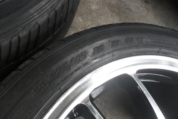 ล้อแม็ก17นิ้ว4รู100 พร้อมยาง สวยๆ 4 ล้อ ราคา 6750 บาท