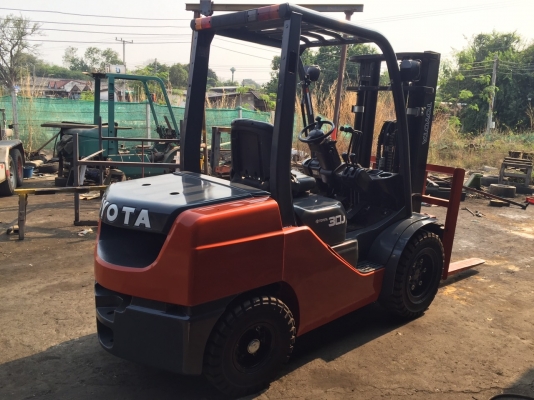 ขายด่วนรถยกเครื่องยนต์ดีเซล TOYOTA รุ่นล่าสุด 8FD30Jขนาด3 ตันเสา3 เมตร งาสไลด์ เกียร์คลัท เสาเข้าตู้