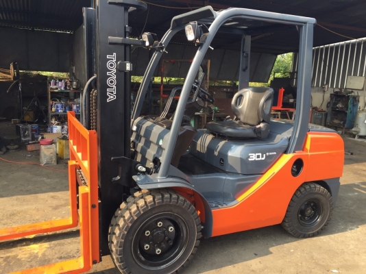 ขายด่วนรถยกเครื่องยนต์ดีเซล TOYOTA รุ่นล่าสุด 8FD30Jขนาด3 ตันเสา3 เมตร งาสไลด์ เกียร์คลัท เสาเข้าตู้