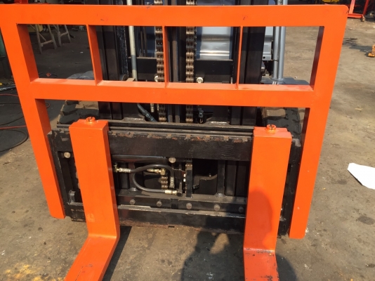 ขายด่วนรถยกเครื่องยนต์ดีเซล TOYOTA รุ่นล่าสุด 8FD30Jขนาด3 ตันเสา3 เมตร งาสไลด์ เกียร์คลัท เสาเข้าตู้