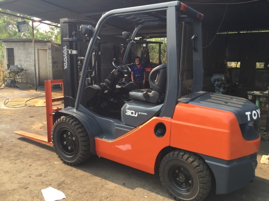 ขายด่วนรถยกเครื่องยนต์ดีเซล TOYOTA รุ่นล่าสุด 8FD30Jขนาด3 ตันเสา3 เมตร งาสไลด์ เกียร์คลัท เสาเข้าตู้