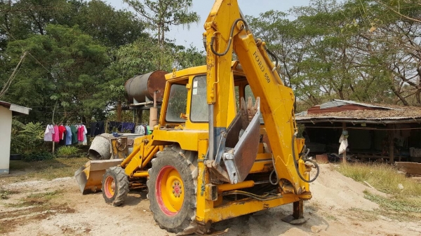 ขาย รถตักหน้าขุดหลัง FORD 550 เพลาเดียว รถใช้งานอยู่เป็นประจำ เครื่องดี ปั้มดี เอกสารใบซื้อขาย