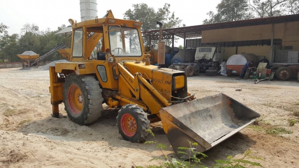 ขาย รถตักหน้าขุดหลัง FORD 550 เพลาเดียว รถใช้งานอยู่เป็นประจำ เครื่องดี ปั้มดี เอกสารใบซื้อขาย