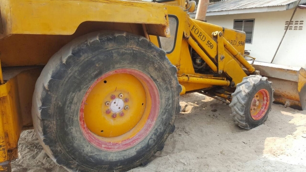 ขาย รถตักหน้าขุดหลัง FORD 550 เพลาเดียว รถใช้งานอยู่เป็นประจำ เครื่องดี ปั้มดี เอกสารใบซื้อขาย