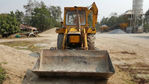 ขาย รถตักหน้าขุดหลัง FORD 550 เพลาเดียว รถใช้งานอยู่เป็นประจำ เครื่องดี ปั้มดี เอกสารใบซื้อขาย