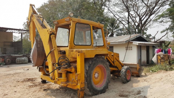 ขาย รถตักหน้าขุดหลัง FORD 550 เพลาเดียว รถใช้งานอยู่เป็นประจำ เครื่องดี ปั้มดี เอกสารใบซื้อขาย