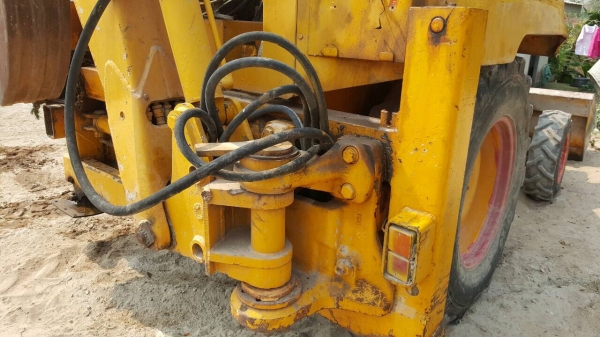 ขาย รถตักหน้าขุดหลัง FORD 550 เพลาเดียว รถใช้งานอยู่เป็นประจำ เครื่องดี ปั้มดี เอกสารใบซื้อขาย