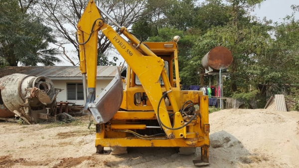 ขาย รถตักหน้าขุดหลัง FORD 550 เพลาเดียว รถใช้งานอยู่เป็นประจำ เครื่องดี ปั้มดี เอกสารใบซื้อขาย