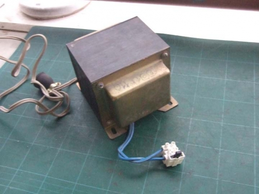 หม้อแปลงไฟจาก 220v ==> 100v ไม่ระบุผู้ผลิต ขนาด 1,500w