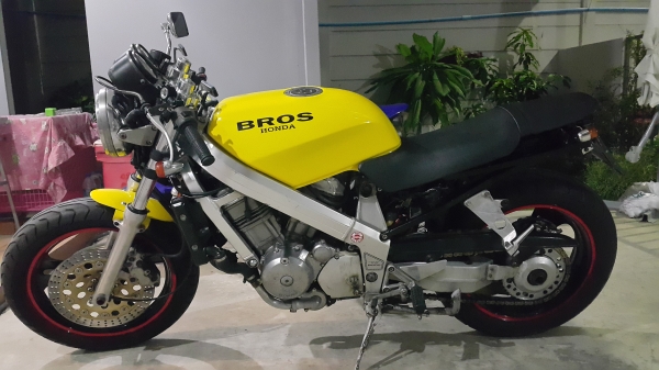 ขาย HONDA BROS 400 ทะเบียนแท้ สภาพสวยครับ ขาย HONDA BROS 400 ทะเบียนแท้ สภาพสวยครับ