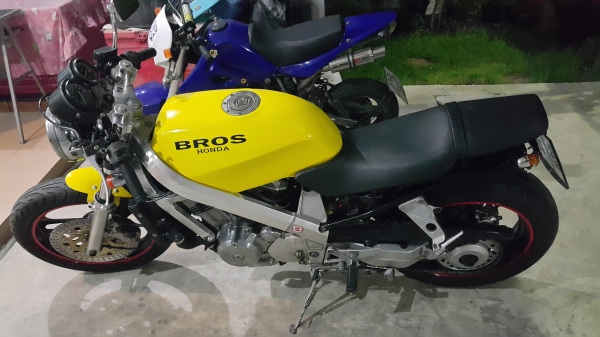 ขาย HONDA BROS 400 ทะเบียนแท้ สภาพสวยครับ ขาย HONDA BROS 400 ทะเบียนแท้ สภาพสวยครับ