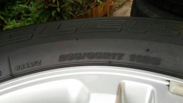 ยาง bridgestone 265 65 17 ปี 13 ชุดล่ะ 6000