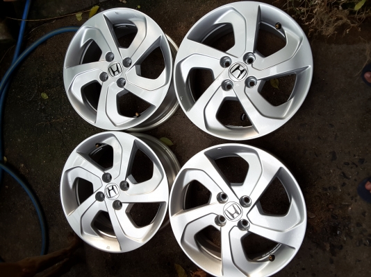 ล้อ honda ขอบ 15 4รู 100 ชุดล่ะ 5500
