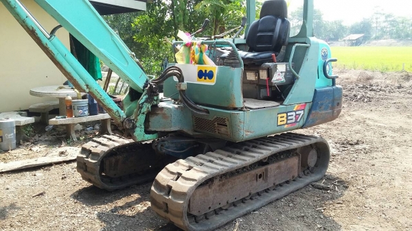 ขออนุญาติขายรถ YANMA B37-2  ปั้มนิ้วคอลโทลน้ำมันพร้อมใช้ สภาพสวย  ราคา  295000สนใจติดต่อ  0853224877-=0988930465