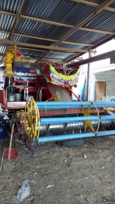 ขายรถเกี่ยวไทยเส็ง รุ่นซุปเปอร์มดจอมพลัง ออกมาได้ 3 ปีขายรถเกี่ยว ไทยเส็ง รุ่น ซุปเปอร์มดจอมพลังปี 56  ลงนาปีได้ 3 ปี(ใช้งาน 2 พันกว่าไร่) เครื่อง Jo8ct 265 แรงม้า ตัวเดินแบคโฮ 12 HT D2 /10 ลูก /44 ข้อ อุ้ม 2.8 ตัน ปั้มไดกิ้น 23 PV ราคา 1,150,000  รถอยู่ส