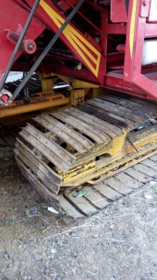 ขายรถเกี่ยวไทยเส็ง รุ่นซุปเปอร์มดจอมพลัง ออกมาได้ 3 ปีขายรถเกี่ยว ไทยเส็ง รุ่น ซุปเปอร์มดจอมพลังปี 56  ลงนาปีได้ 3 ปี(ใช้งาน 2 พันกว่าไร่) เครื่อง Jo8ct 265 แรงม้า ตัวเดินแบคโฮ 12 HT D2 /10 ลูก /44 ข้อ อุ้ม 2.8 ตัน ปั้มไดกิ้น 23 PV ราคา 1,150,000  รถอยู่ส