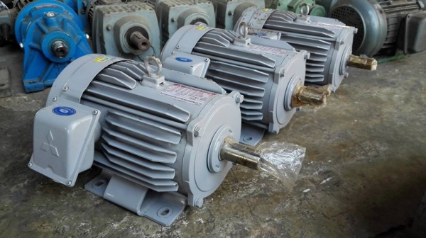 ** SOLD ** มอเตอร์ Mitsubishi 3 HP. ไฟ 380V. ของใหม่ 100\% เก่าเพราะเก็บไม่เคยโดนไฟไม่เคยร้อยน๊อตมาดูมาเทสก่อนได้!!