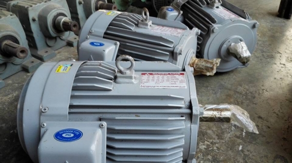 ** SOLD ** มอเตอร์ Mitsubishi 3 HP. ไฟ 380V. ของใหม่ 100\% เก่าเพราะเก็บไม่เคยโดนไฟไม่เคยร้อยน๊อตมาดูมาเทสก่อนได้!!