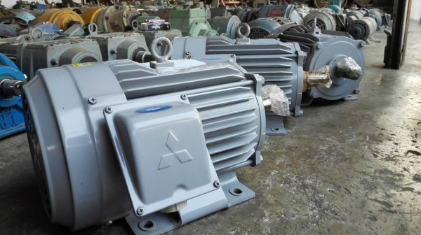 ** SOLD ** มอเตอร์ Mitsubishi 3 HP. ไฟ 380V. ของใหม่ 100\% เก่าเพราะเก็บไม่เคยโดนไฟไม่เคยร้อยน๊อตมาดูมาเทสก่อนได้!!