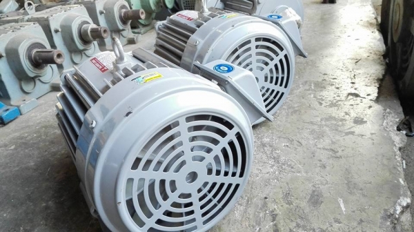 ** SOLD ** มอเตอร์ Mitsubishi 3 HP. ไฟ 380V. ของใหม่ 100\% เก่าเพราะเก็บไม่เคยโดนไฟไม่เคยร้อยน๊อตมาดูมาเทสก่อนได้!!