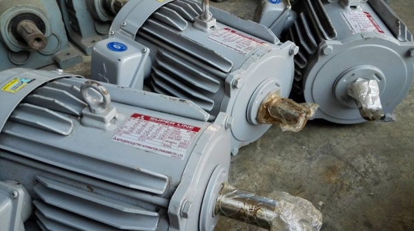 ** SOLD ** มอเตอร์ Mitsubishi 3 HP. ไฟ 380V. ของใหม่ 100\% เก่าเพราะเก็บไม่เคยโดนไฟไม่เคยร้อยน๊อตมาดูมาเทสก่อนได้!!