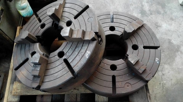 **** Sold **** สี่จับ UNIVERSAL ขนาด 20"นิ้ว สภาพสวย ฟันคม สดแน่น มีมา 2 ตัว พร้อมใช้งาน.