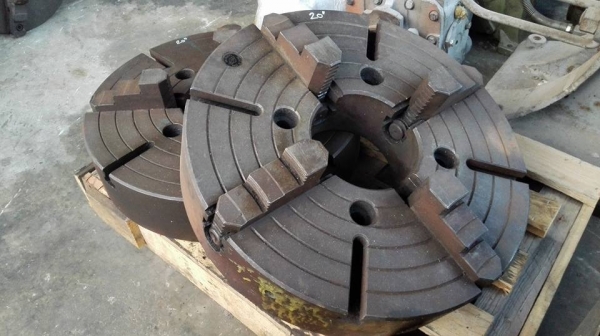 **** Sold **** สี่จับ UNIVERSAL ขนาด 20"นิ้ว สภาพสวย ฟันคม สดแน่น มีมา 2 ตัว พร้อมใช้งาน.