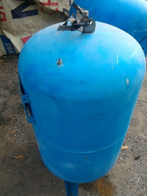 ถังเก็บและสร้างแรงดันน้ำผลิตที่อิตาล ทำหน้าที่สร้างแรงดันน้ำให้คงที่ให้กับระบบน้ำที่ใช้