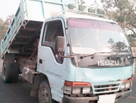 ISUZU NKR 110 HP 4BE1 ปี 39 หกล้อดั๊มพ์ ห้างแท้ กระบะดั๊มพ์เหล็ก 4 ตันความยาว 3.60 เมตรสภาพดีพร้อมบรรทุกหนักพร้อมใช้งานได้เลยครับ เครื่องยนต์แน่นดีแรงดีไม่แตกเยิ้ม ภายในห้องเก๋งคอนโซลครบ พวงมาลัยธรรมดา เกียร์สั้น ช่วงล่างเดิมๆ คานหน้า 5 น็อต ยาง 8.25 ขอบ