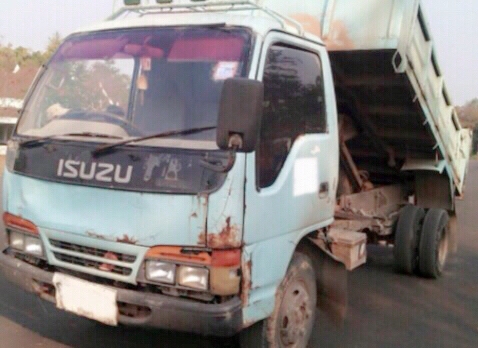 ISUZU NKR 110 HP 4BE1 ปี 39 หกล้อดั๊มพ์ ห้างแท้ กระบะดั๊มพ์เหล็ก 4 ตันความยาว 3.60 เมตรสภาพดีพร้อมบรรทุกหนักพร้อมใช้งานได้เลยครับ เครื่องยนต์แน่นดีแรงดีไม่แตกเยิ้ม ภายในห้องเก๋งคอนโซลครบ พวงมาลัยธรรมดา เกียร์สั้น ช่วงล่างเดิมๆ คานหน้า 5 น็อต ยาง 8.25 ขอบ