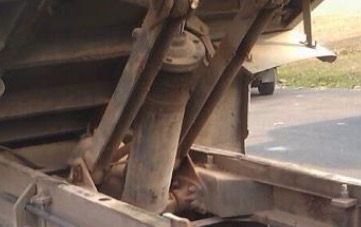 ISUZU NKR 110 HP 4BE1 ปี 39 หกล้อดั๊มพ์ ห้างแท้ กระบะดั๊มพ์เหล็ก 4 ตันความยาว 3.60 เมตรสภาพดีพร้อมบรรทุกหนักพร้อมใช้งานได้เลยครับ เครื่องยนต์แน่นดีแรงดีไม่แตกเยิ้ม ภายในห้องเก๋งคอนโซลครบ พวงมาลัยธรรมดา เกียร์สั้น ช่วงล่างเดิมๆ คานหน้า 5 น็อต ยาง 8.25 ขอบ