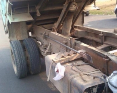 ISUZU NKR 110 HP 4BE1 ปี 39 หกล้อดั๊มพ์ ห้างแท้ กระบะดั๊มพ์เหล็ก 4 ตันความยาว 3.60 เมตรสภาพดีพร้อมบรรทุกหนักพร้อมใช้งานได้เลยครับ เครื่องยนต์แน่นดีแรงดีไม่แตกเยิ้ม ภายในห้องเก๋งคอนโซลครบ พวงมาลัยธรรมดา เกียร์สั้น ช่วงล่างเดิมๆ คานหน้า 5 น็อต ยาง 8.25 ขอบ