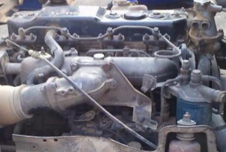 ISUZU NKR 110 HP 4BE1 ปี 39 หกล้อดั๊มพ์ ห้างแท้ กระบะดั๊มพ์เหล็ก 4 ตันความยาว 3.60 เมตรสภาพดีพร้อมบรรทุกหนักพร้อมใช้งานได้เลยครับ เครื่องยนต์แน่นดีแรงดีไม่แตกเยิ้ม ภายในห้องเก๋งคอนโซลครบ พวงมาลัยธรรมดา เกียร์สั้น ช่วงล่างเดิมๆ คานหน้า 5 น็อต ยาง 8.25 ขอบ