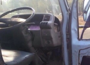 ISUZU NKR 110 HP 4BE1 ปี 39 หกล้อดั๊มพ์ ห้างแท้ กระบะดั๊มพ์เหล็ก 4 ตันความยาว 3.60 เมตรสภาพดีพร้อมบรรทุกหนักพร้อมใช้งานได้เลยครับ เครื่องยนต์แน่นดีแรงดีไม่แตกเยิ้ม ภายในห้องเก๋งคอนโซลครบ พวงมาลัยธรรมดา เกียร์สั้น ช่วงล่างเดิมๆ คานหน้า 5 น็อต ยาง 8.25 ขอบ