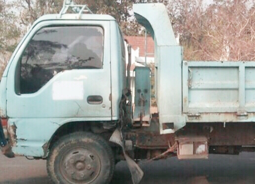 ISUZU NKR 110 HP 4BE1 ปี 39 หกล้อดั๊มพ์ ห้างแท้ กระบะดั๊มพ์เหล็ก 4 ตันความยาว 3.60 เมตรสภาพดีพร้อมบรรทุกหนักพร้อมใช้งานได้เลยครับ เครื่องยนต์แน่นดีแรงดีไม่แตกเยิ้ม ภายในห้องเก๋งคอนโซลครบ พวงมาลัยธรรมดา เกียร์สั้น ช่วงล่างเดิมๆ คานหน้า 5 น็อต ยาง 8.25 ขอบ