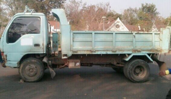 ISUZU NKR 110 HP 4BE1 ปี 39 หกล้อดั๊มพ์ ห้างแท้ กระบะดั๊มพ์เหล็ก 4 ตันความยาว 3.60 เมตรสภาพดีพร้อมบรรทุกหนักพร้อมใช้งานได้เลยครับ เครื่องยนต์แน่นดีแรงดีไม่แตกเยิ้ม ภายในห้องเก๋งคอนโซลครบ พวงมาลัยธรรมดา เกียร์สั้น ช่วงล่างเดิมๆ คานหน้า 5 น็อต ยาง 8.25 ขอบ