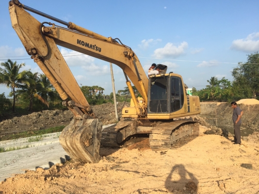 ขายรถแบคโฮ KOMATSU PC200-6 เอกสารเล่มทะเบียน ระบบไฟเต็ม เครื่องคัมมิ้น ราคา 1100000